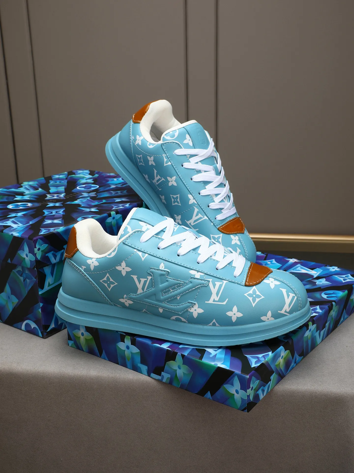 Men's Men's Shoes 💰500 LV Louis Vuitton L Jialu Brand Runner Tatic Series Thick-soled Casual Sports Shoes Running Shoes Original purchase, development, production This LV Runner Tatic sports shoe combines technical materials such as mesh fabric and ribbons to interpret the inspiration of traditional mountaineering shoes. LV letters are written on one side, the lariat buckle of the quick lacing system is embellished with Monogram flowers and Louis Vuitton logos, and the light and wear-resistant rubber outsole completes the whole. ▪️Fabric: Original imported cowhide + mesh ▪️Inner lining: Original customized breathable mesh ▪️Sole: Original open-molded anti-slip rubber combination material ▪️Size: Men's 40-44 (45 46 customized)